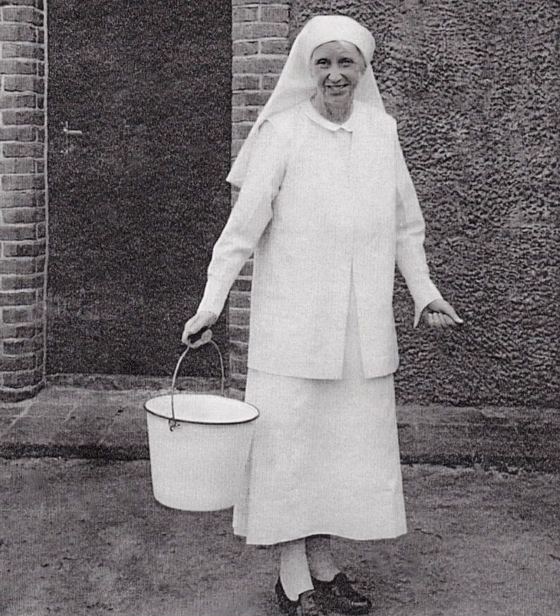 1945 MOTHER MARY MARTIN CARRYING BUCKET-min